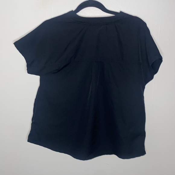 🐚Black two pocket scrub top! - Picture 7 of 7